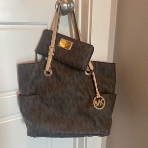 MICHAEL KORS East West Jet Tote & Matching Wallet